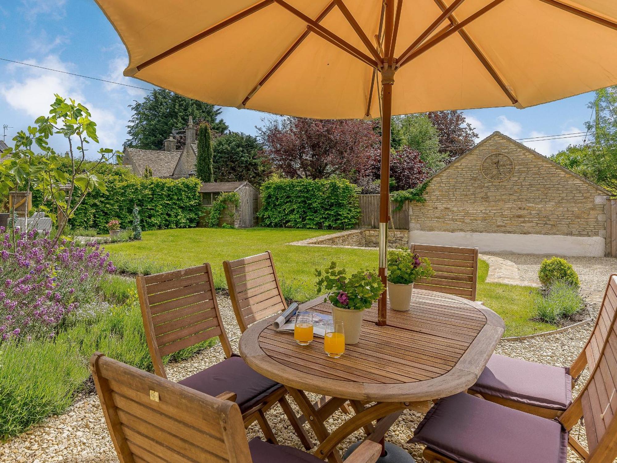 The Clock House Villa Bisley  Exterior photo